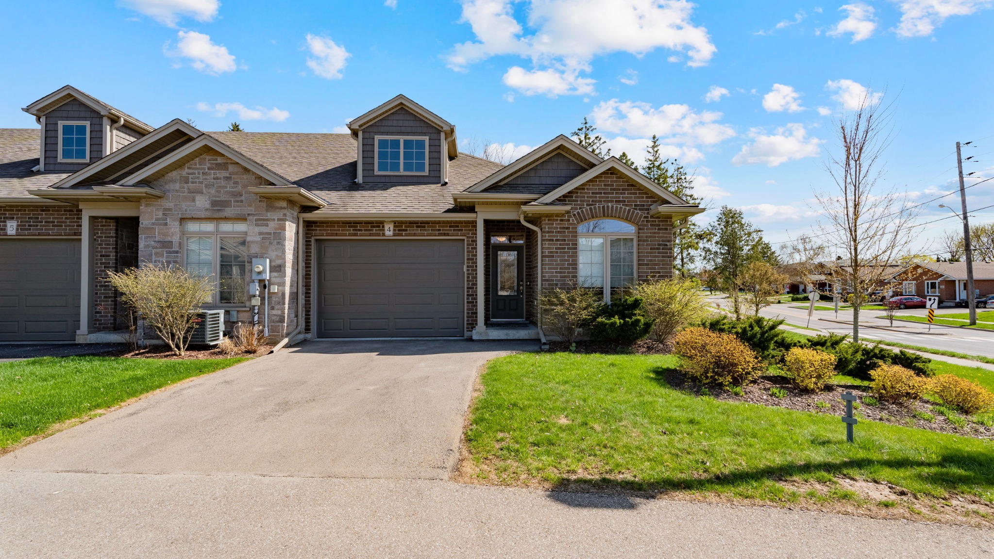 Immaculate 2-Bedroom Townhome with Walk-Out Basement in Glen Gardens, Brantford
